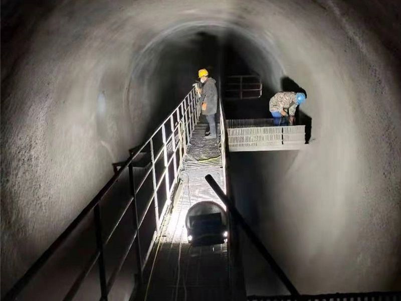 高强耐磨料施工现场